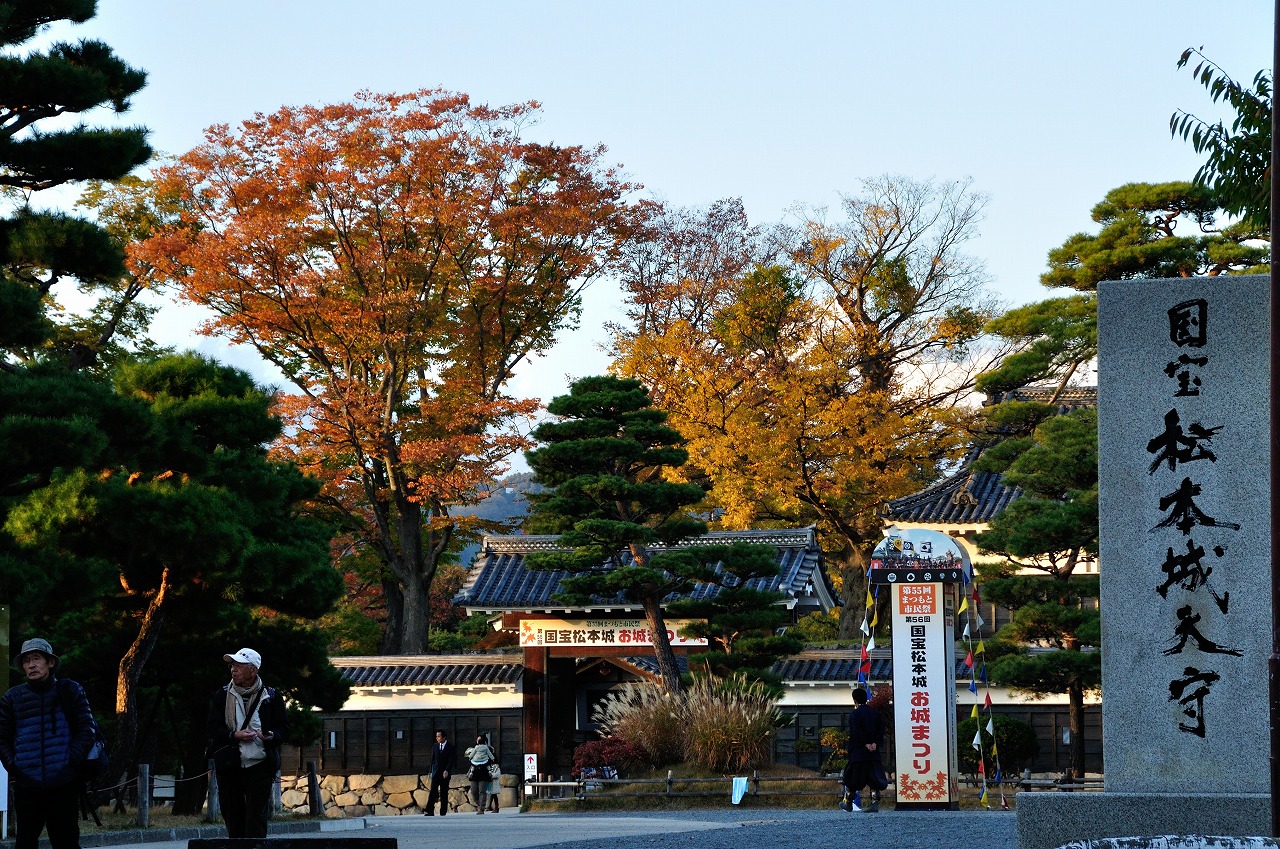 信州の名城を訪ねて 現存天守の残る 国宝 松本城 きままな旅人