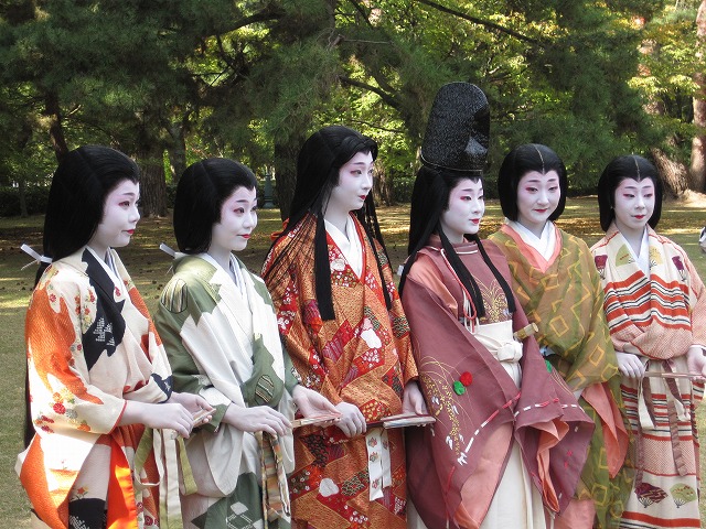 日本の雅びな文化を代表する『源氏物語』の作者、紫式部などは、例年、本職の芸妓さんなどから選ばれる美人ぞろいです